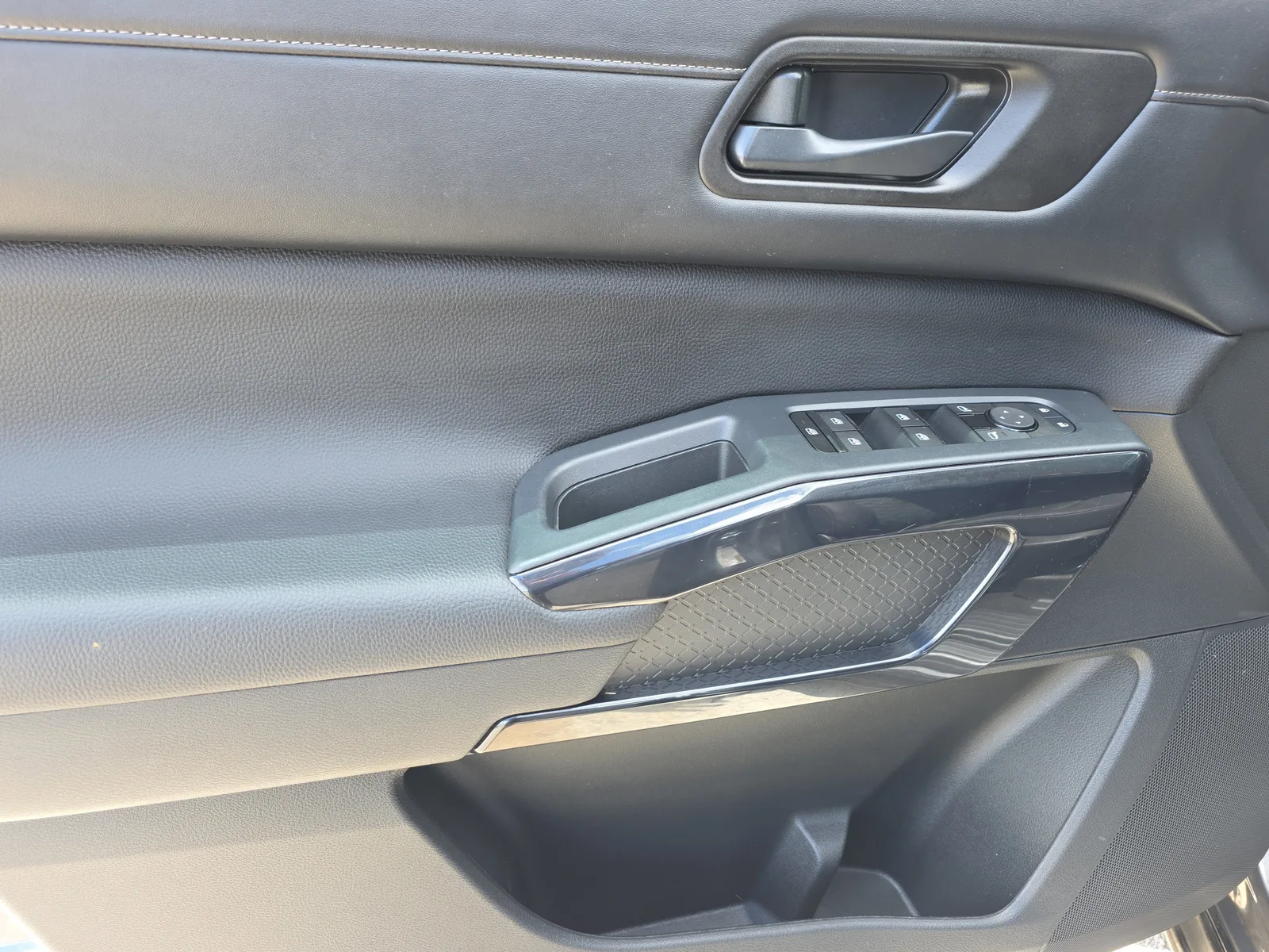 2024 Nissan Pathfinder S photo 22