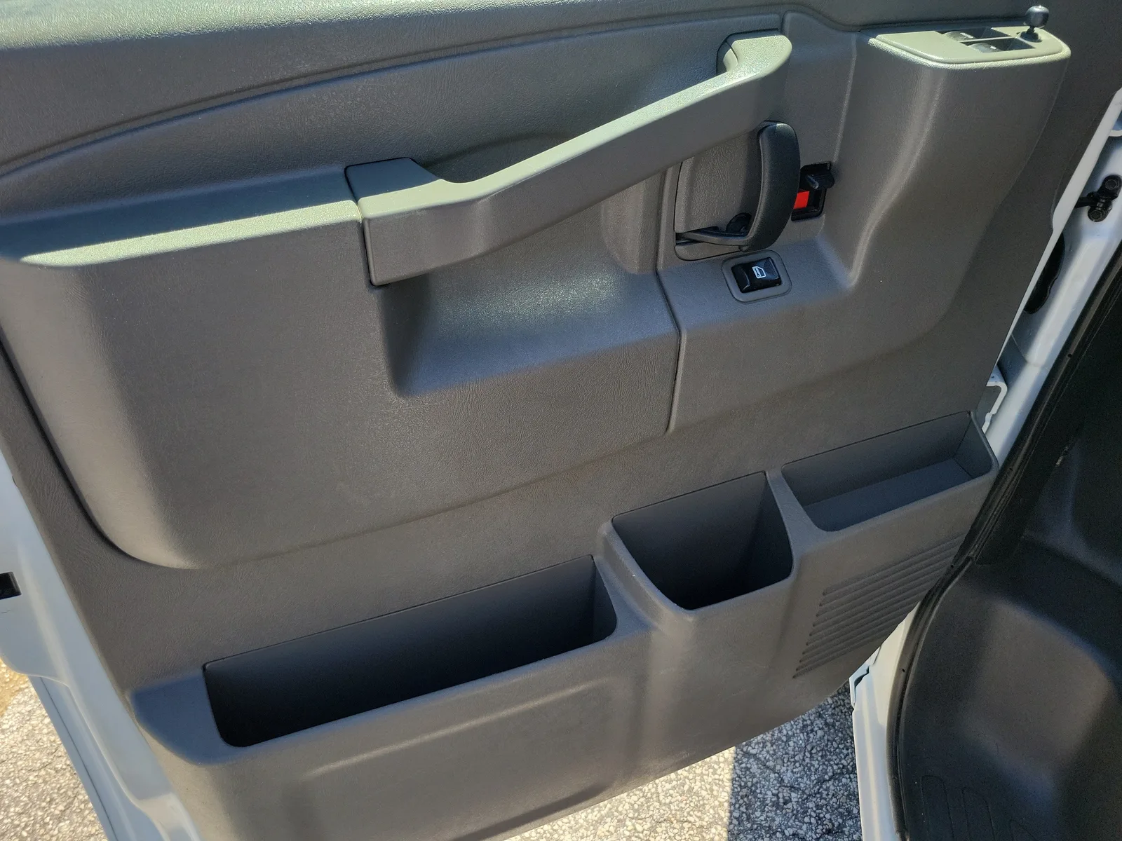 2023 Chevrolet Express Passenger 3500 1LS photo 18