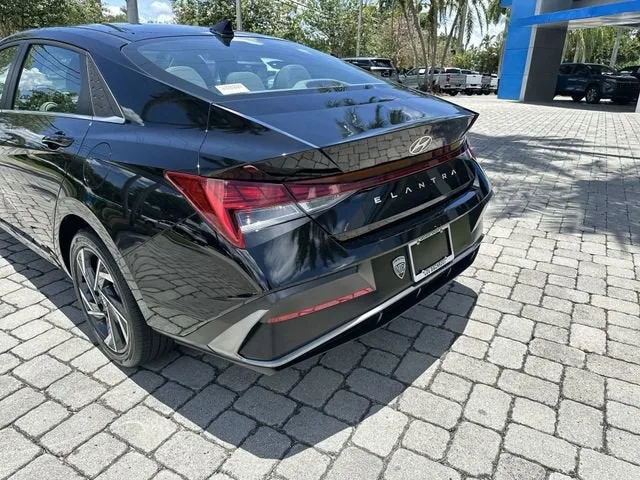 2025 Hyundai Elantra SEL Convenience photo 12