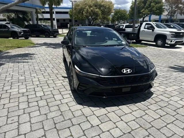2025 Hyundai Elantra SEL Convenience photo 17