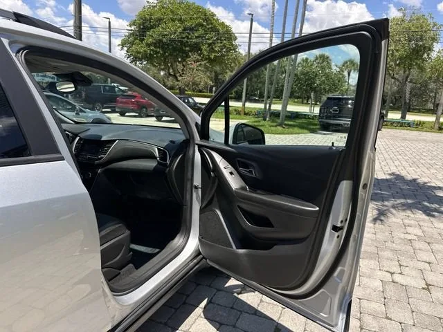 2022 Chevrolet Trax LT photo 23