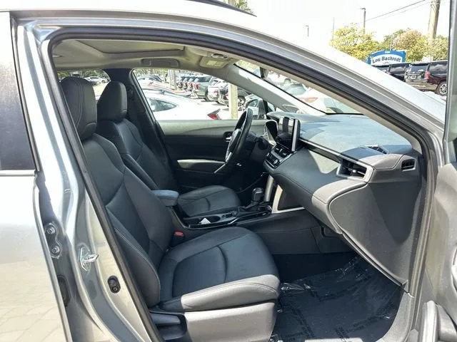 2023 Toyota Corolla Cross XLE photo 29