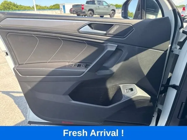 2023 Volkswagen Tiguan SE R-Line Black photo 12