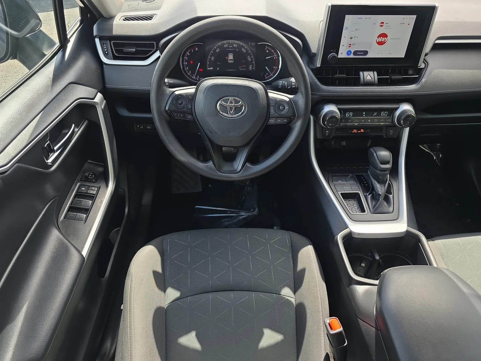 2024 Toyota RAV4 XLE photo 20