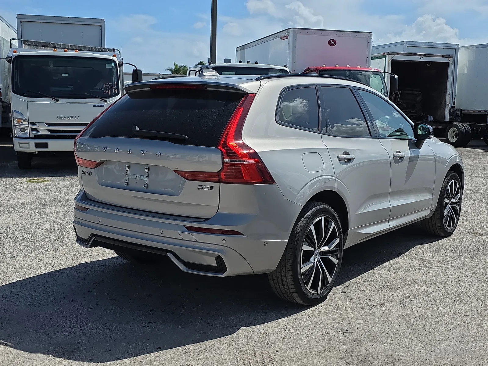 2024 Volvo XC60 Plus Dark Theme photo 7