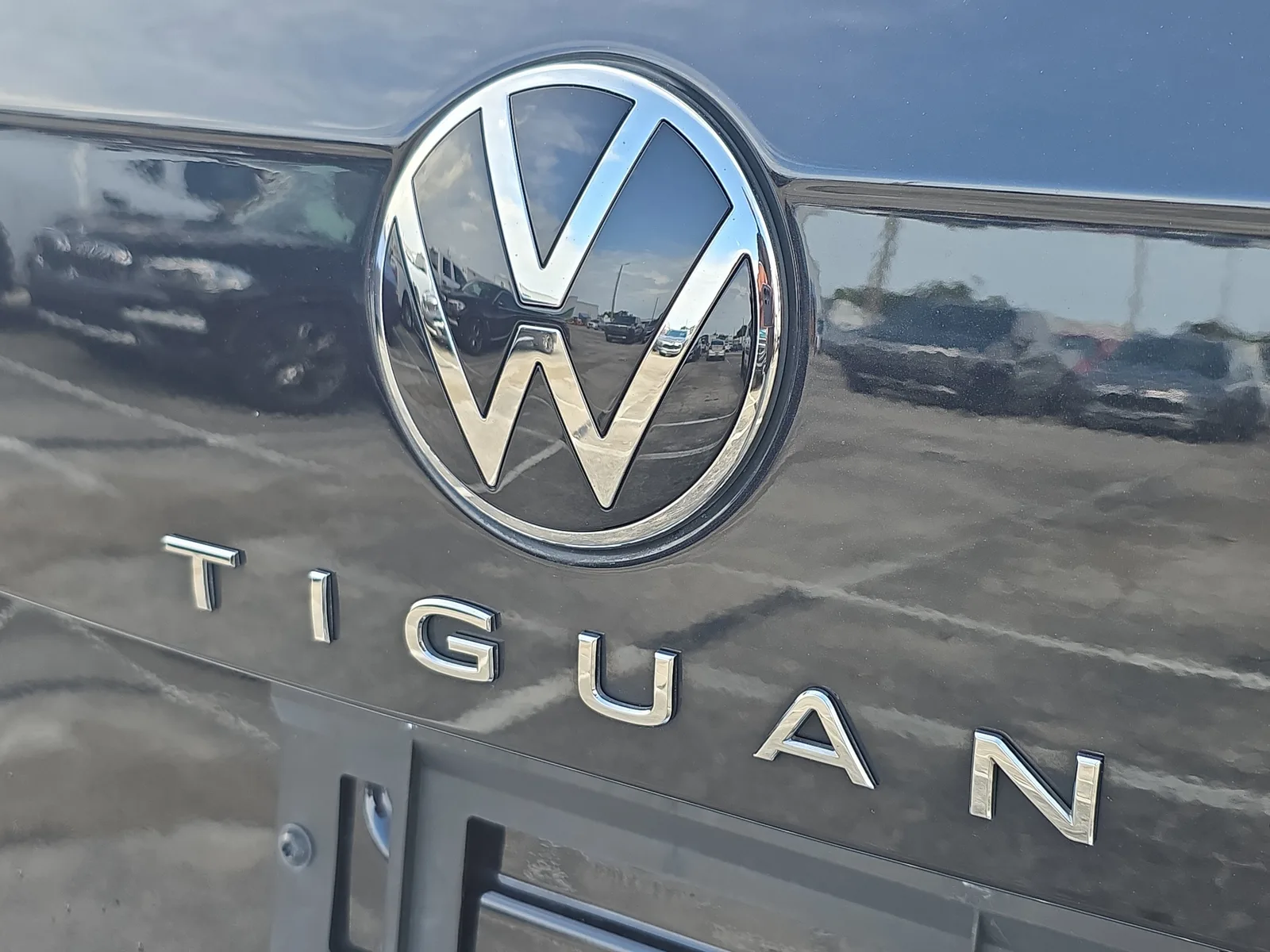 2023 Volkswagen Tiguan SE R-Line Black photo 9