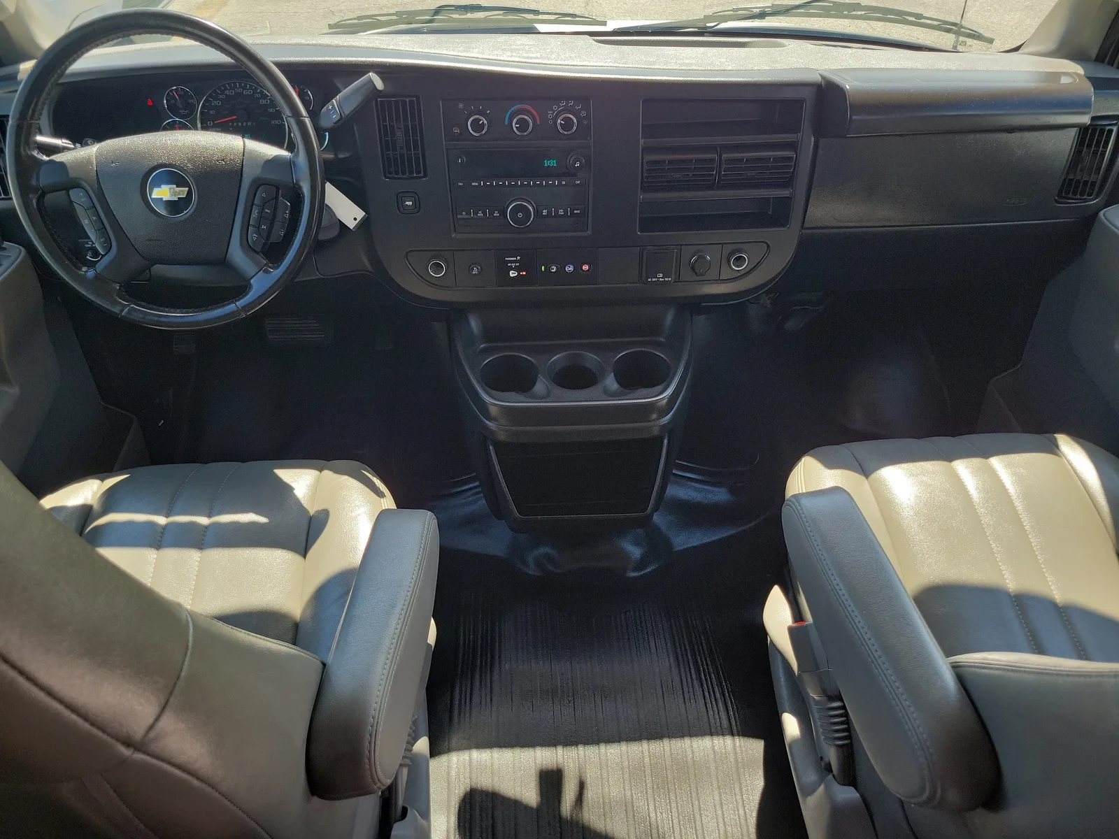 2023 Chevrolet Express Passenger 3500 1LS photo 12