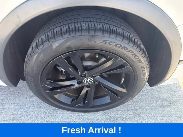 2023 Volkswagen Tiguan SE R-Line Black photo 18