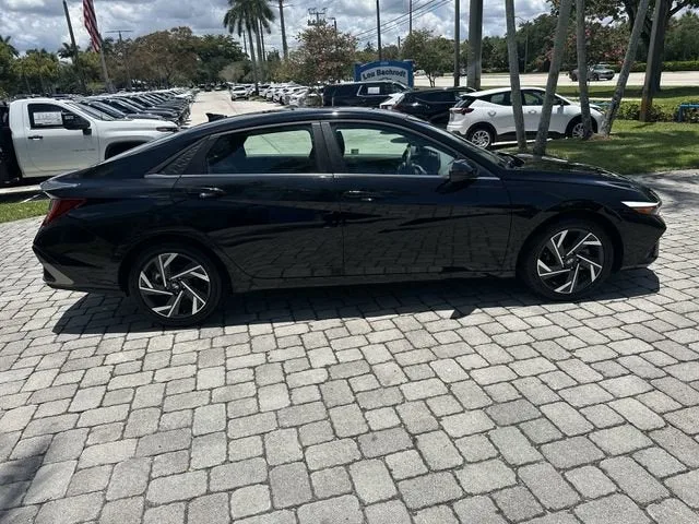 2025 Hyundai Elantra SEL Convenience photo 14