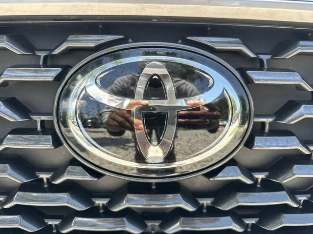 2023 Toyota Corolla Cross XLE photo 10