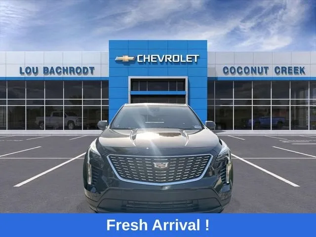 2023 Cadillac XT4 FWD Luxury photo 3