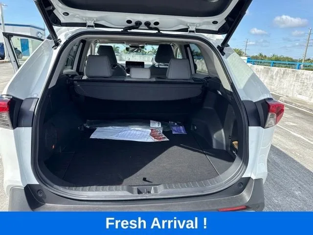 2023 Toyota RAV4 Limited photo 4