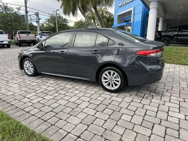 2023 Toyota Corolla LE photo 33