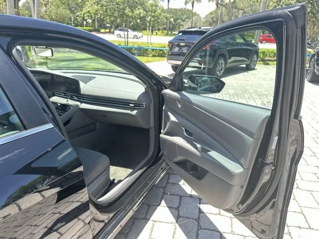 2025 Hyundai Elantra SEL Convenience photo 23