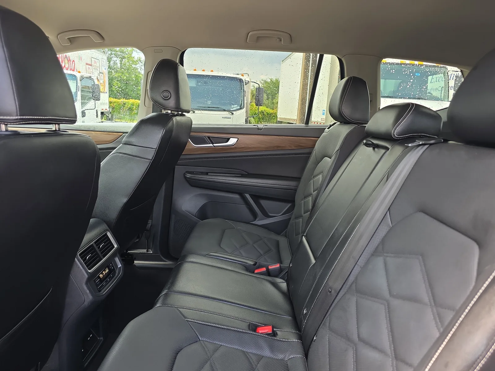 2024 Volkswagen Atlas 2.0T SE w/Technology photo 16