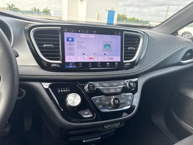 2024 Chrysler Pacifica Touring photo 7