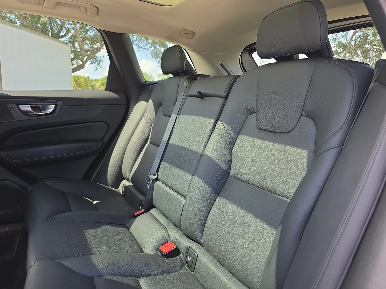 2024 Volvo XC60 Plus Dark Theme photo 15