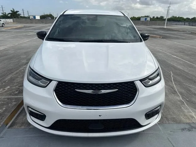 2024 Chrysler Pacifica Touring photo 15