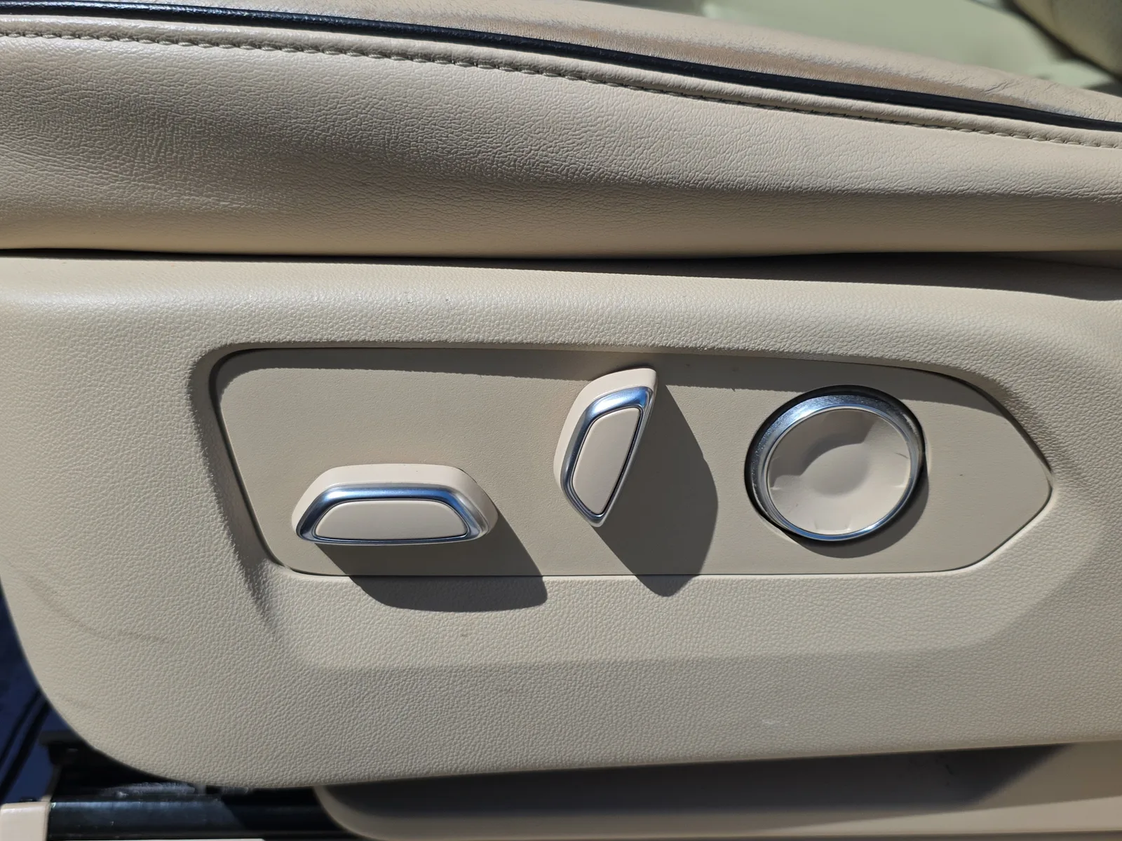 2023 Cadillac Escalade Premium Luxury photo 23