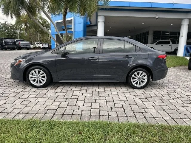 2023 Toyota Corolla LE photo 32