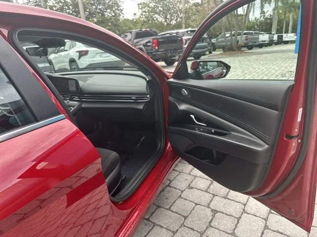 2025 Hyundai Elantra SEL Convenience photo 23