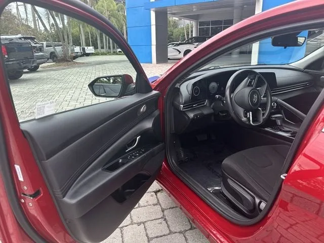 2025 Hyundai Elantra SEL Convenience photo 22