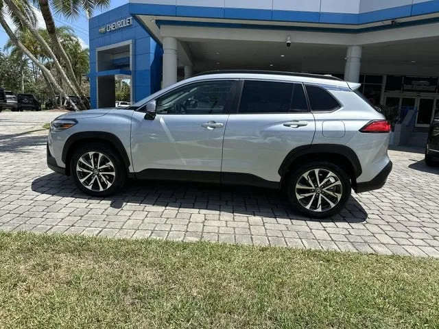 2023 Toyota Corolla Cross XLE photo 32