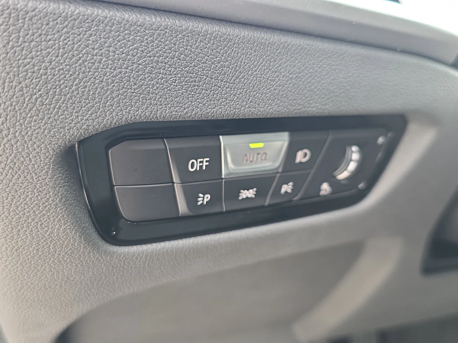 2025 BMW 3 Series 330i xDrive photo 25