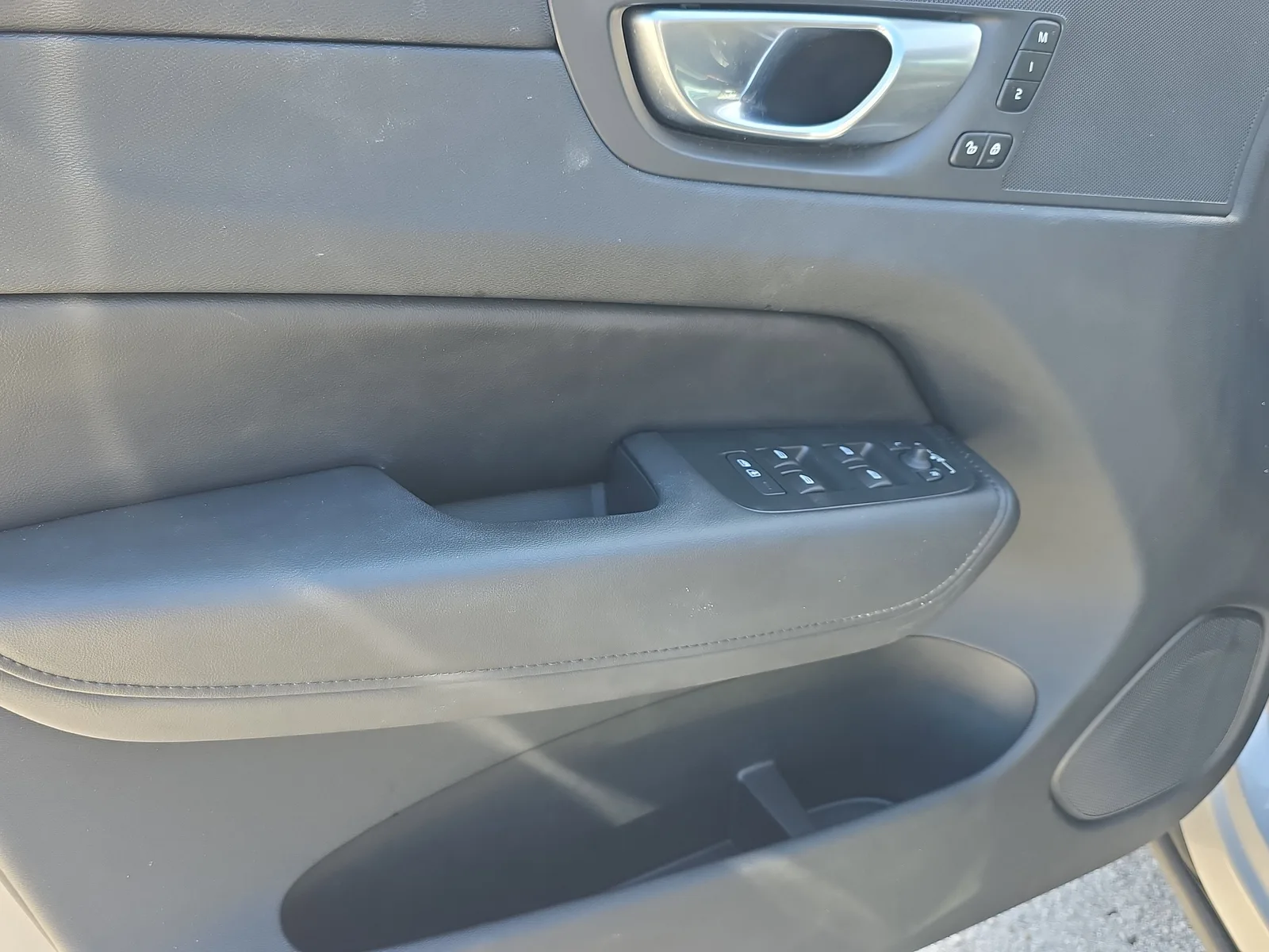 2024 Volvo XC60 Plus Dark Theme photo 21