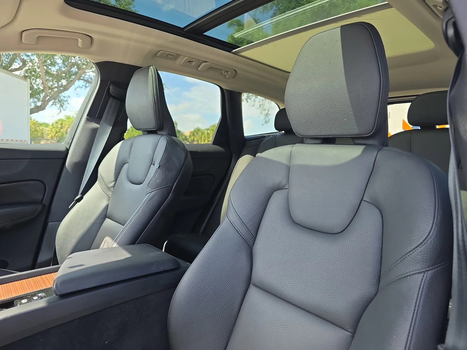 2024 Volvo XC60 Plus Dark Theme photo 25
