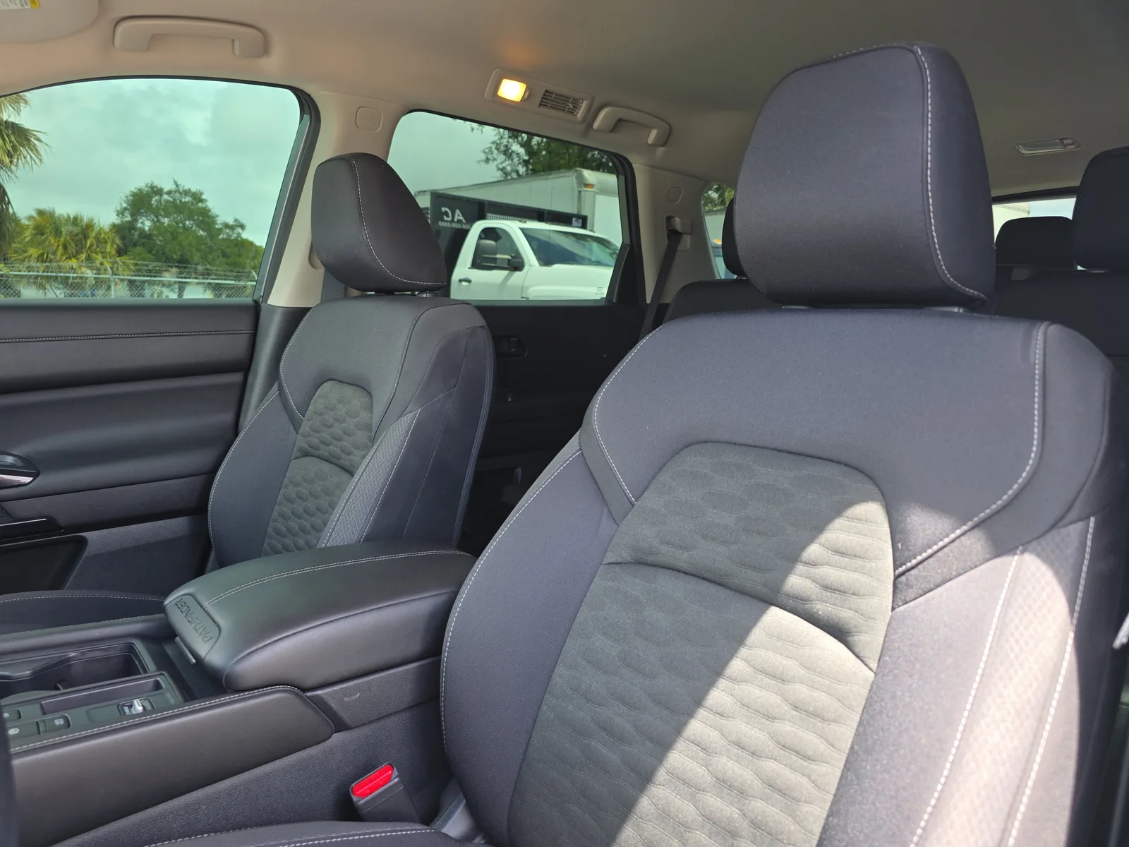 2024 Nissan Pathfinder S photo 26