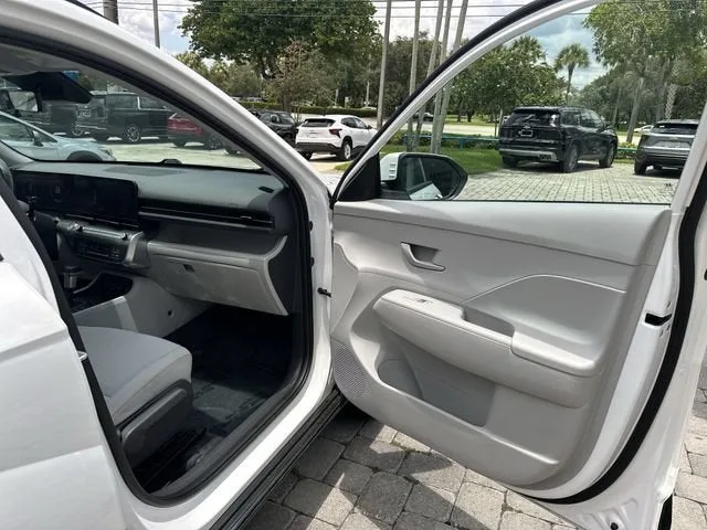 2025 Hyundai Kona SEL photo 23