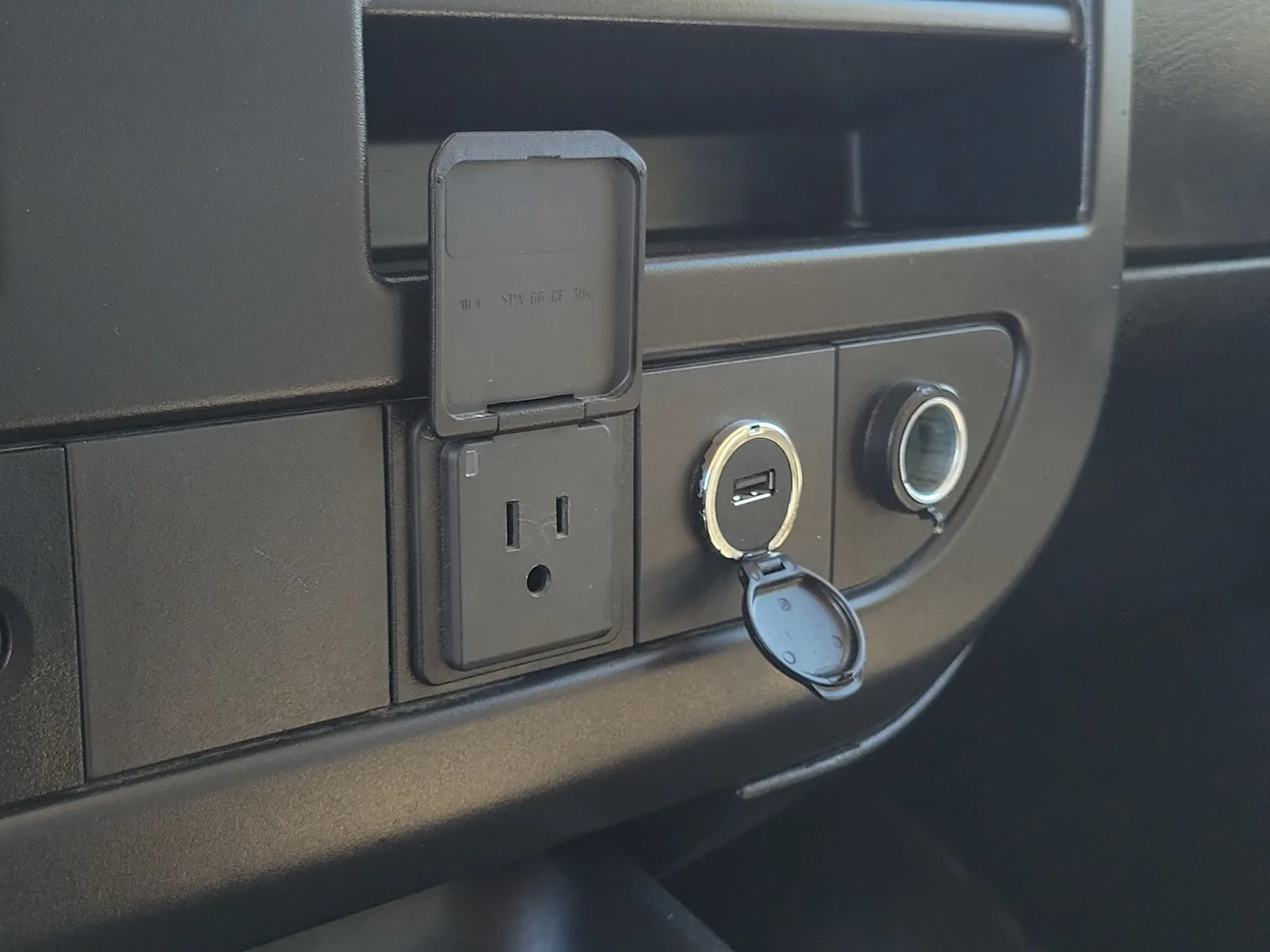 2023 Chevrolet Express Passenger 3500 1LS photo 27