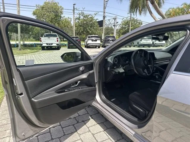 2025 Hyundai Elantra SEL Convenience photo 22