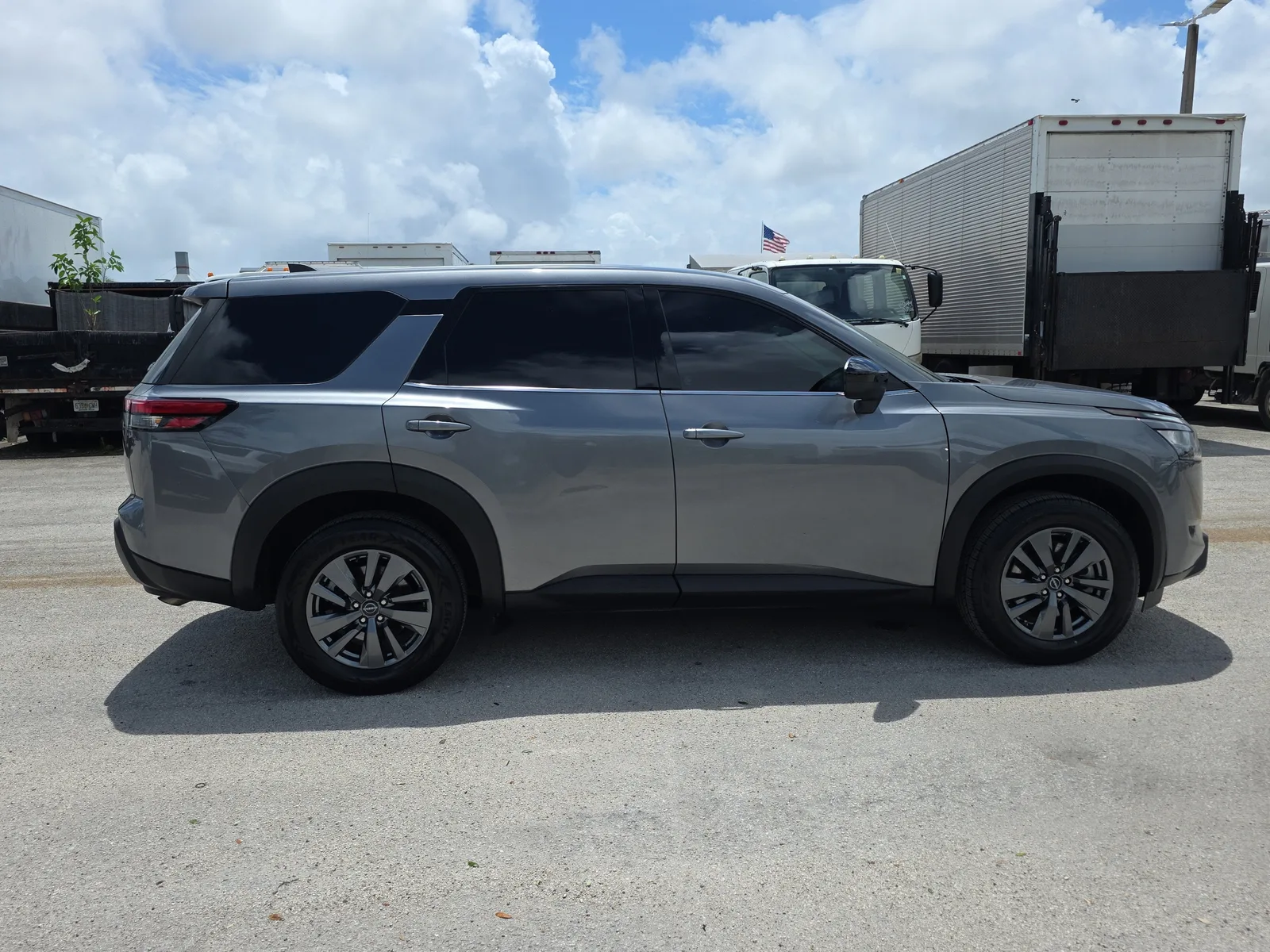 2024 Nissan Pathfinder S photo 8