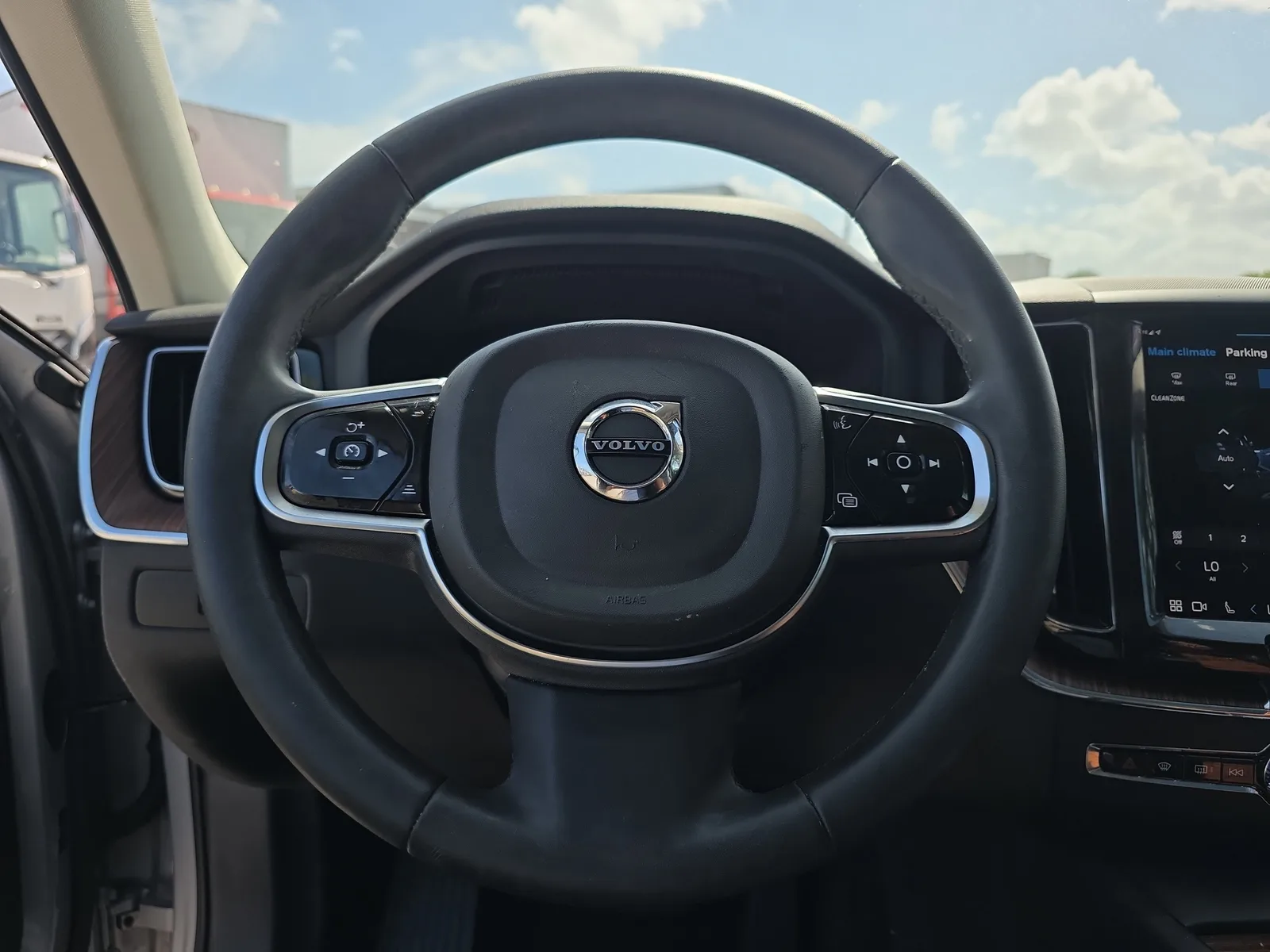 2024 Volvo XC60 Plus Dark Theme photo 28