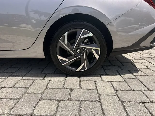 2025 Hyundai Elantra SEL Convenience photo 11