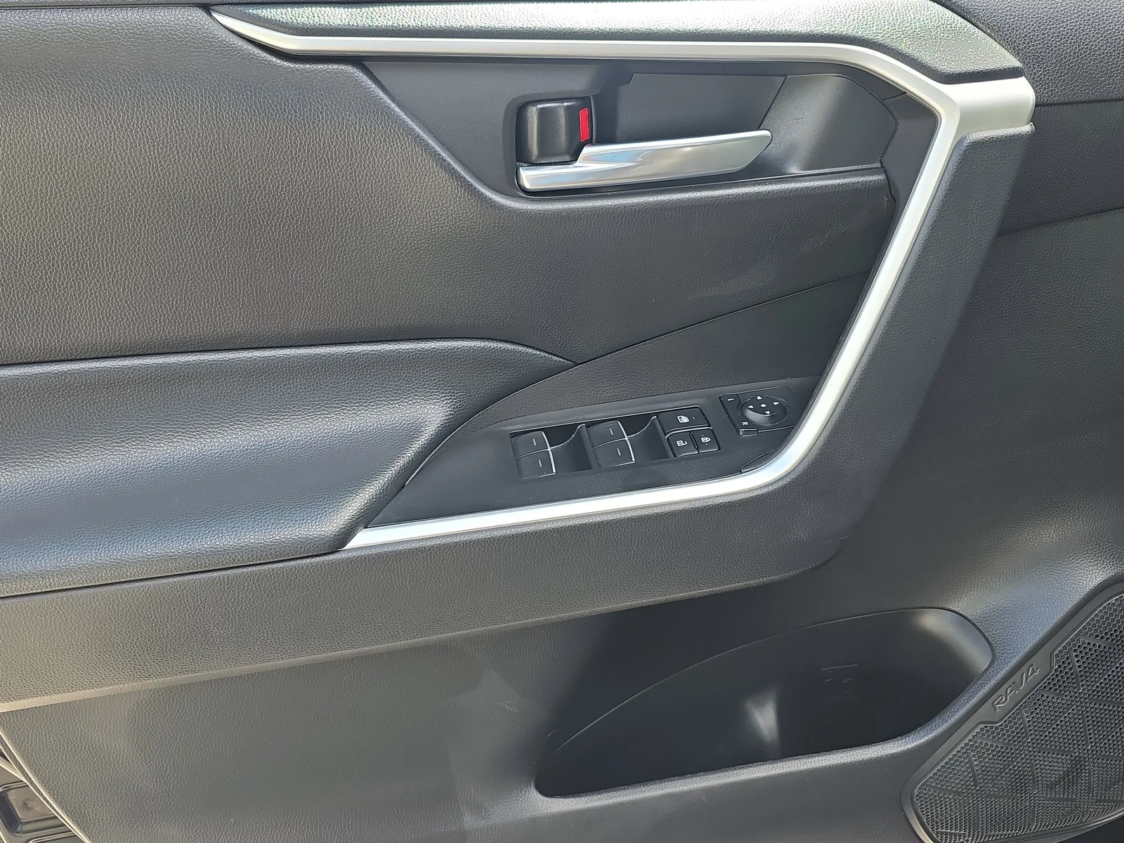 2024 Toyota RAV4 XLE photo 22