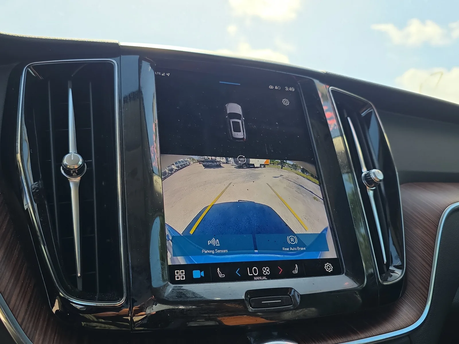 2024 Volvo XC60 Plus Dark Theme photo 31
