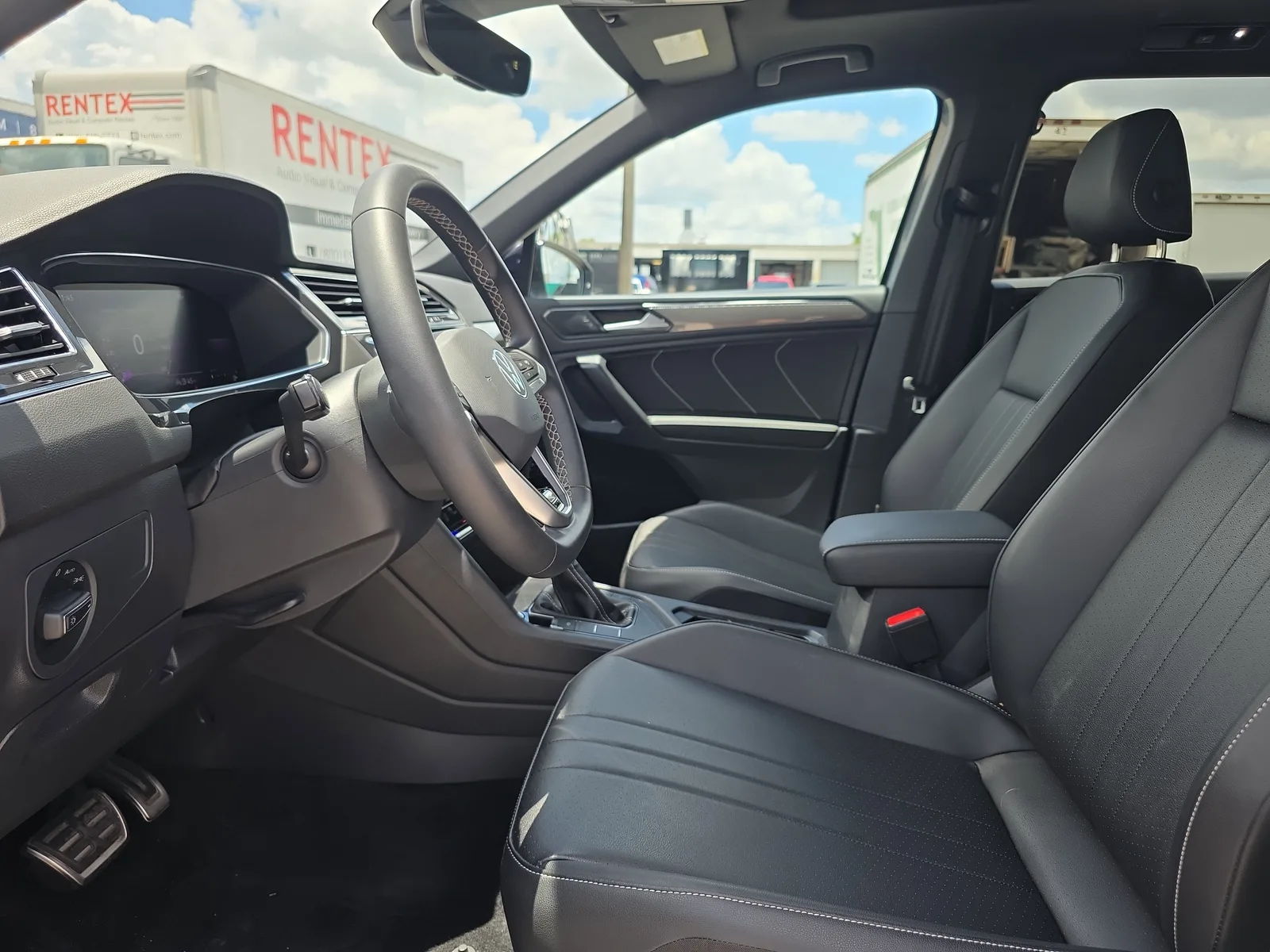 2023 Volkswagen Tiguan SE R-Line Black photo 23
