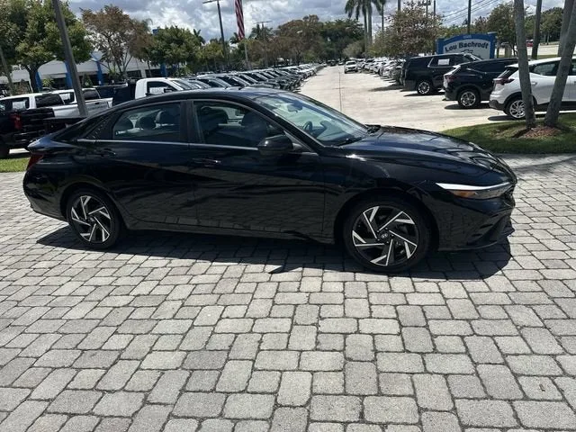 2025 Hyundai Elantra SEL Convenience photo 15