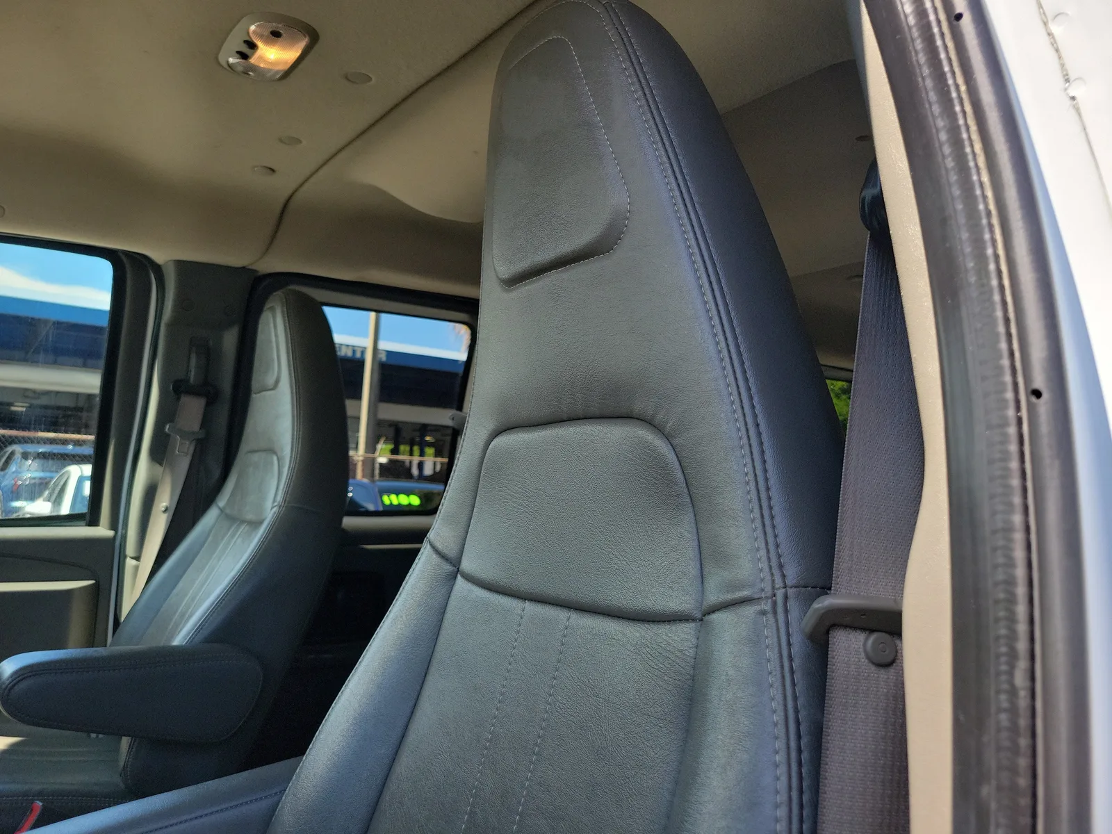 2023 Chevrolet Express Passenger 3500 1LS photo 17