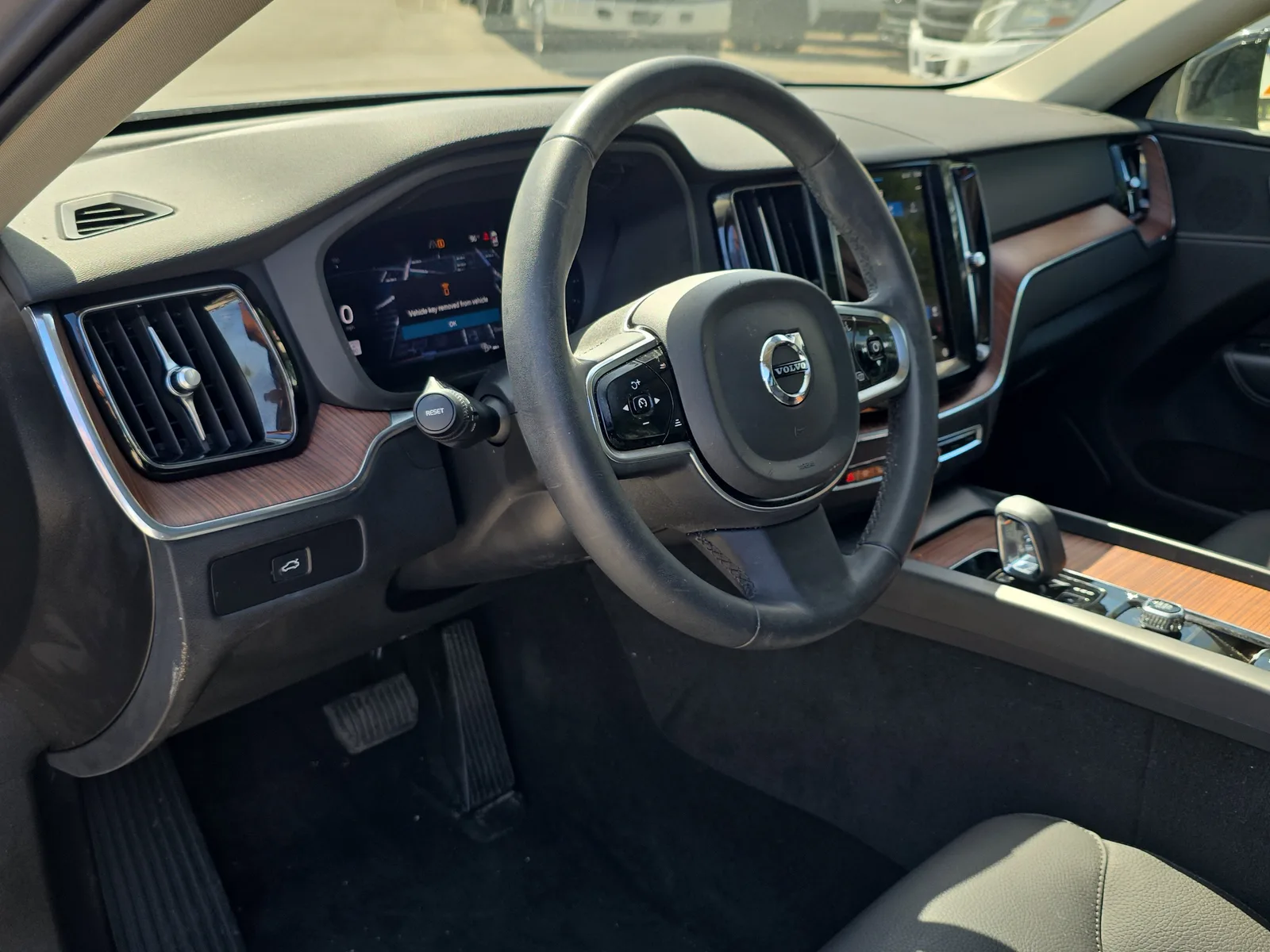 2024 Volvo XC60 Plus Dark Theme photo 23