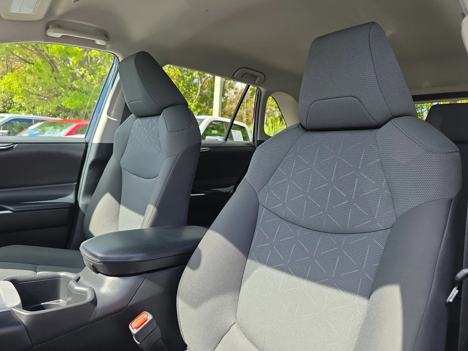 2024 Toyota RAV4 XLE photo 28