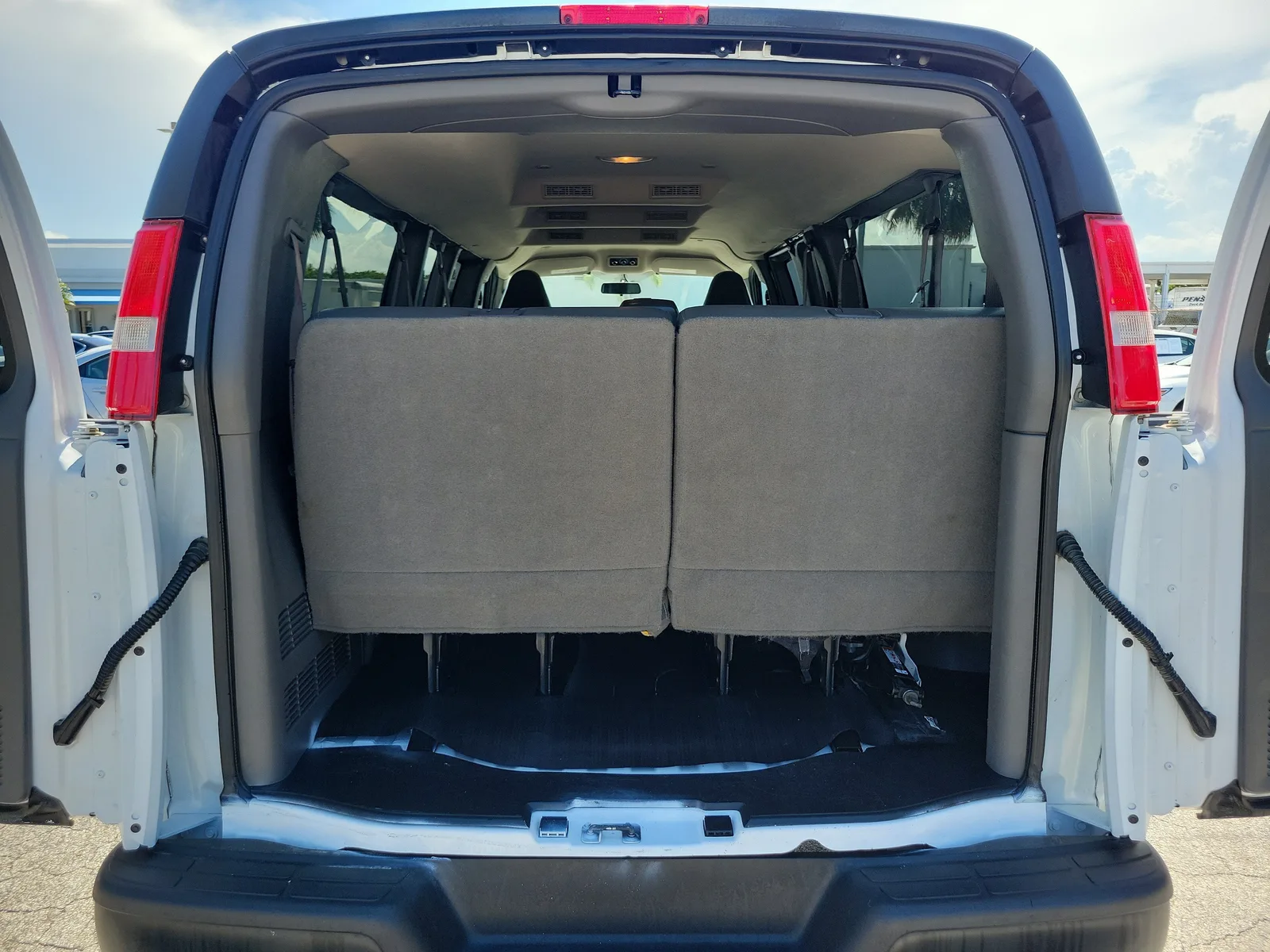 2023 Chevrolet Express Passenger 3500 1LS photo 8