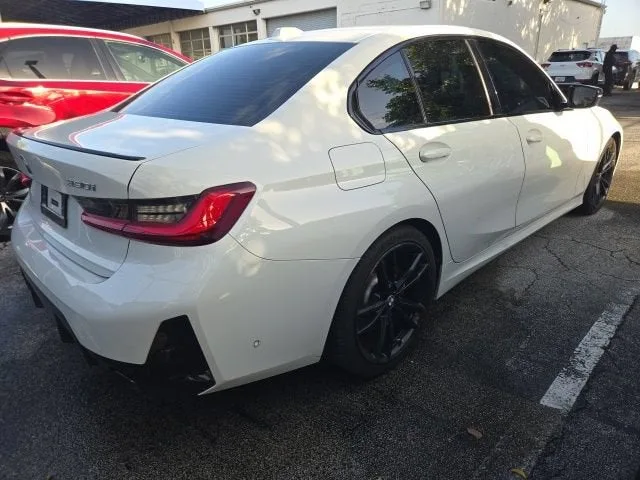 2023 BMW 3 Series 330i photo 3