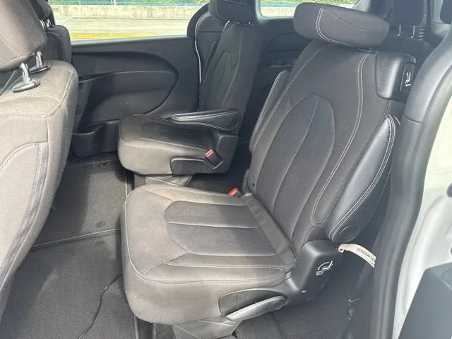 2024 Chrysler Pacifica Touring photo 4