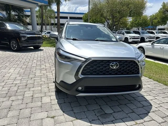 2023 Toyota Corolla Cross XLE photo 17