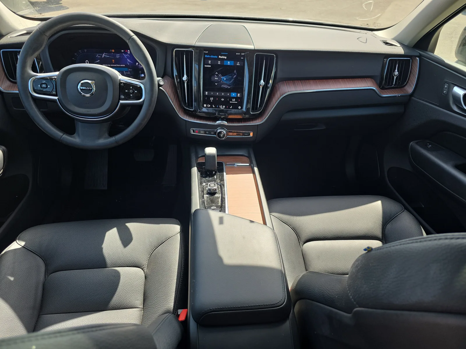 2024 Volvo XC60 Plus Dark Theme photo 18
