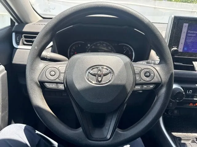 2023 Toyota RAV4 XLE photo 6